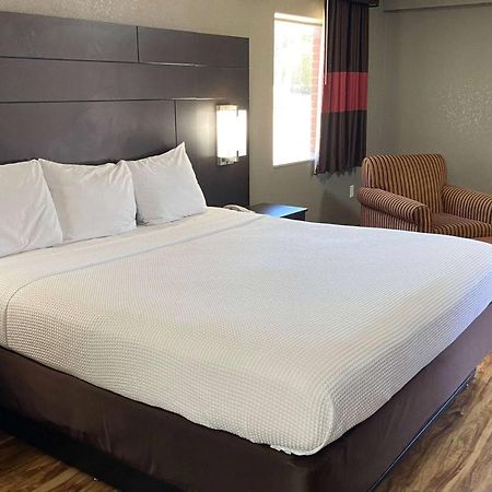 Days Inn By Wyndham Тупело Екстериор снимка