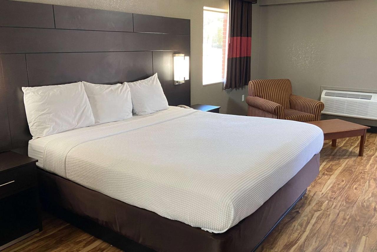 Days Inn By Wyndham Тупело Екстериор снимка
