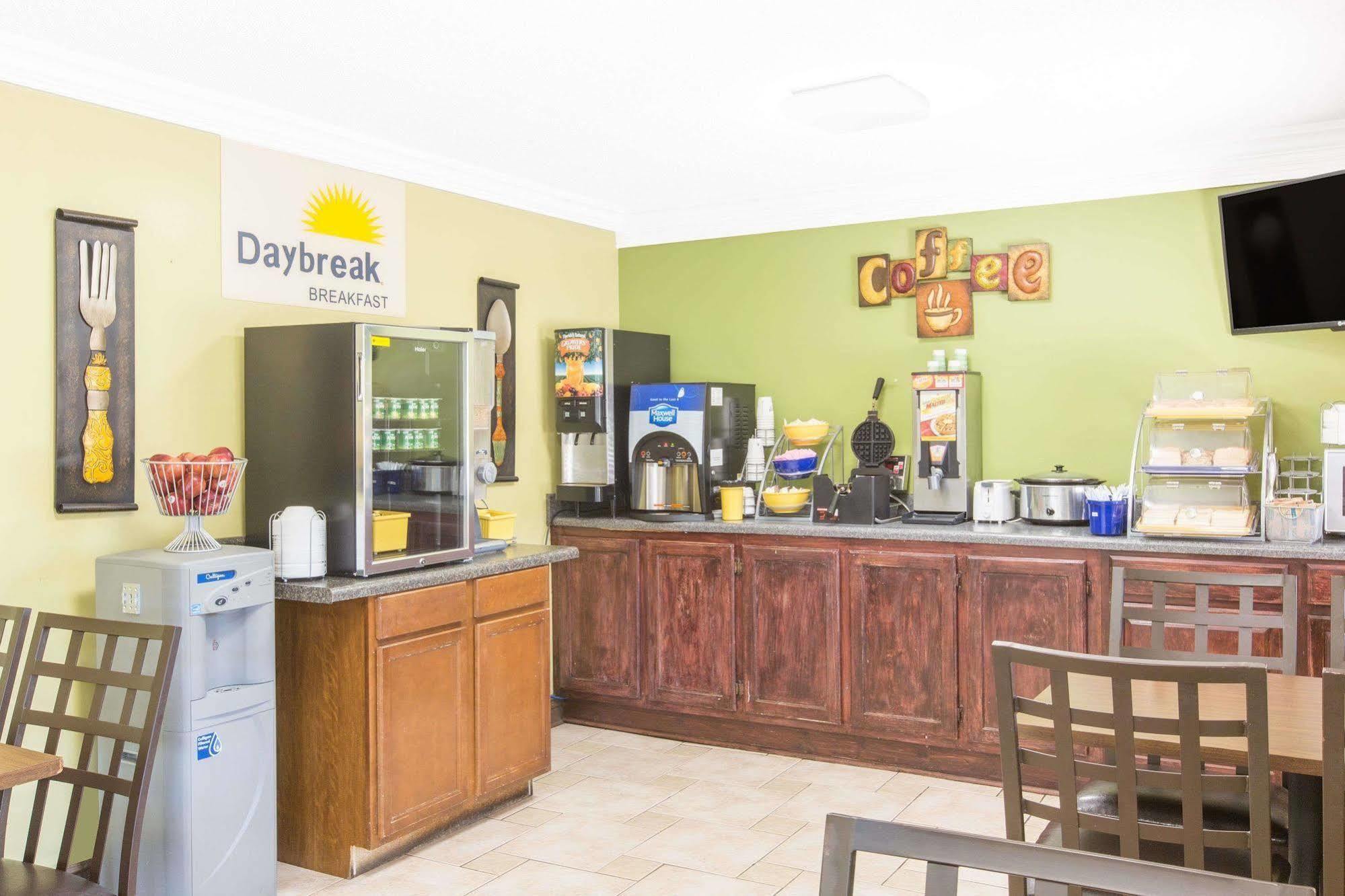 Days Inn By Wyndham Тупело Екстериор снимка